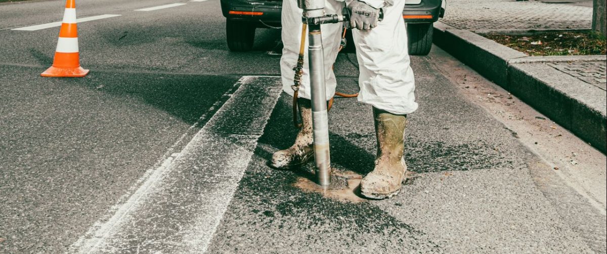 Toujours des petits trous… le carottage d’enrobés routiers